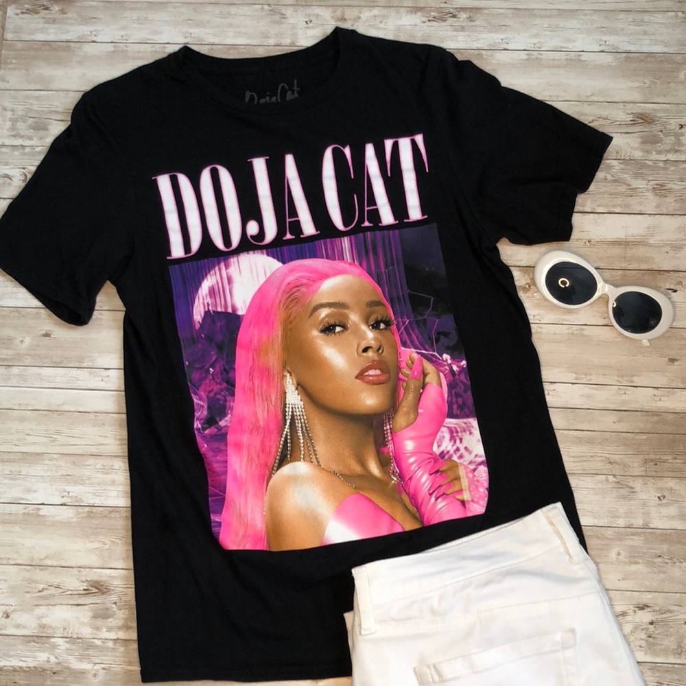 Hot Topic “Doja Cat” graphic 100%cotton, short sleeve t-shirt -size M